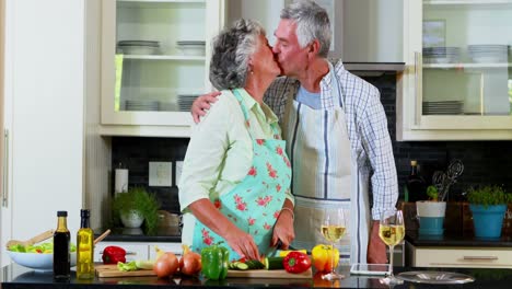 pareja de ancianos cortando verduras en la cocina 4k