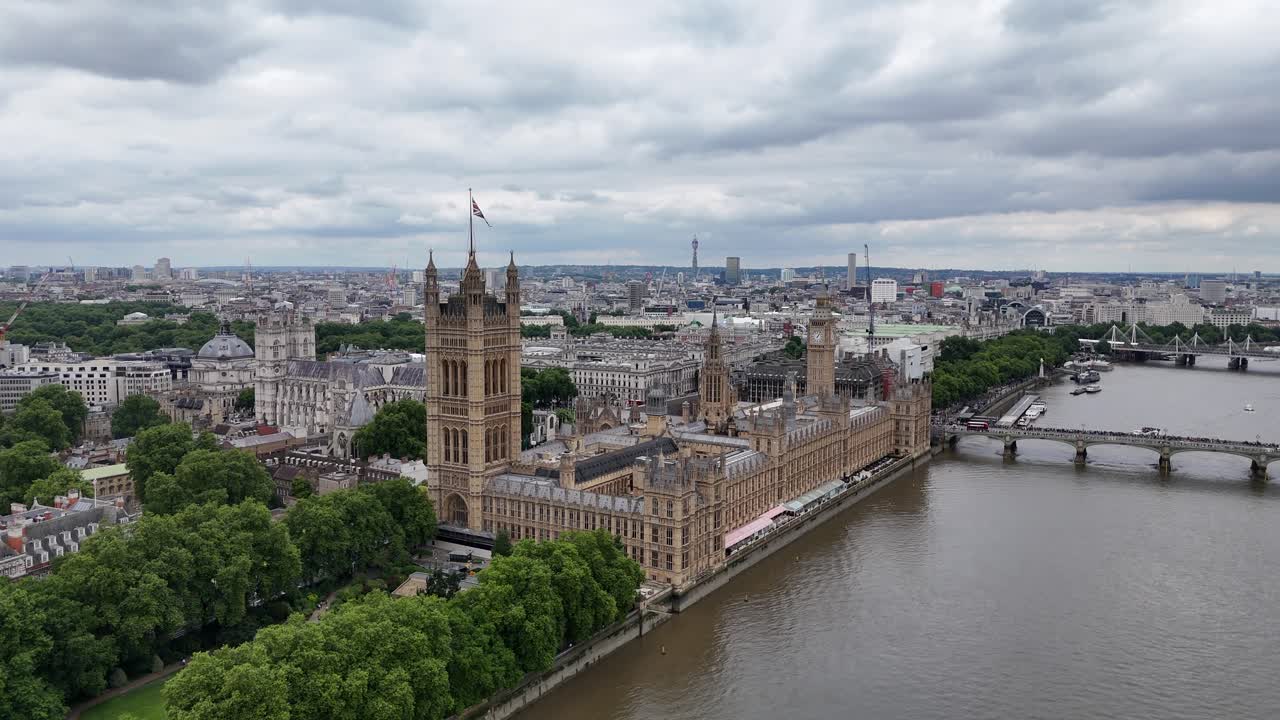영국 런던의 국회의사당이 대규모 리모델링을 거친 후 공중에서 볼 수 있습니다.