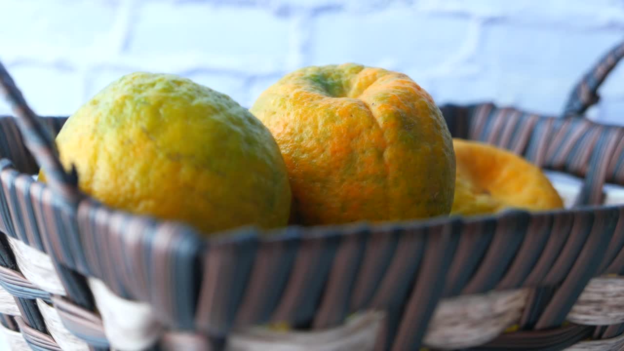 바구니 에 담긴 신선 한 오렌지 의 클로즈업