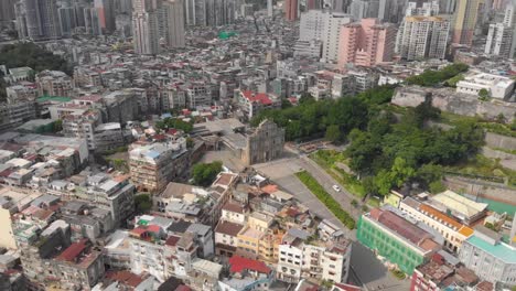 vista aérea de alto ángulo orbitando las famosas ruinas de san pablo, macao