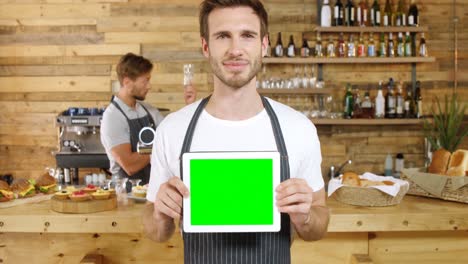 camarero de pie con una tableta digital en el café 4k
