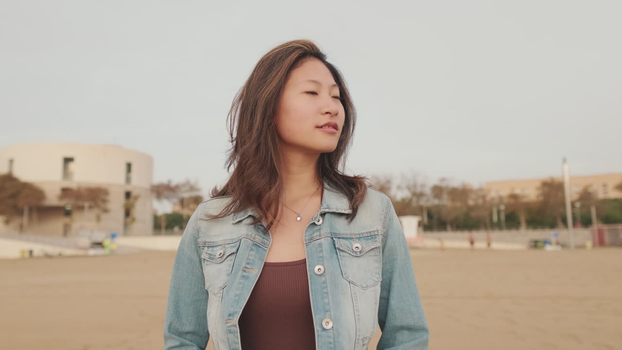 해변에 있는 여자