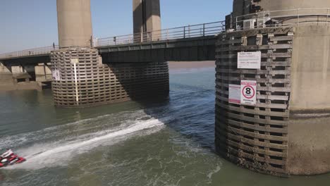 Carreras-De-Motos-Acuáticas-En-El-Canal-De-Marea-Swale-Bajo-El-Puente-Kingsferry-En-El-Sureste-De-Inglaterra