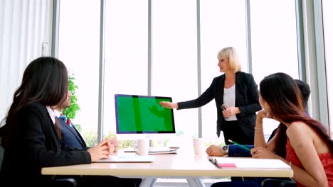 personas de negocios en la sala de conferencias con pantalla verde