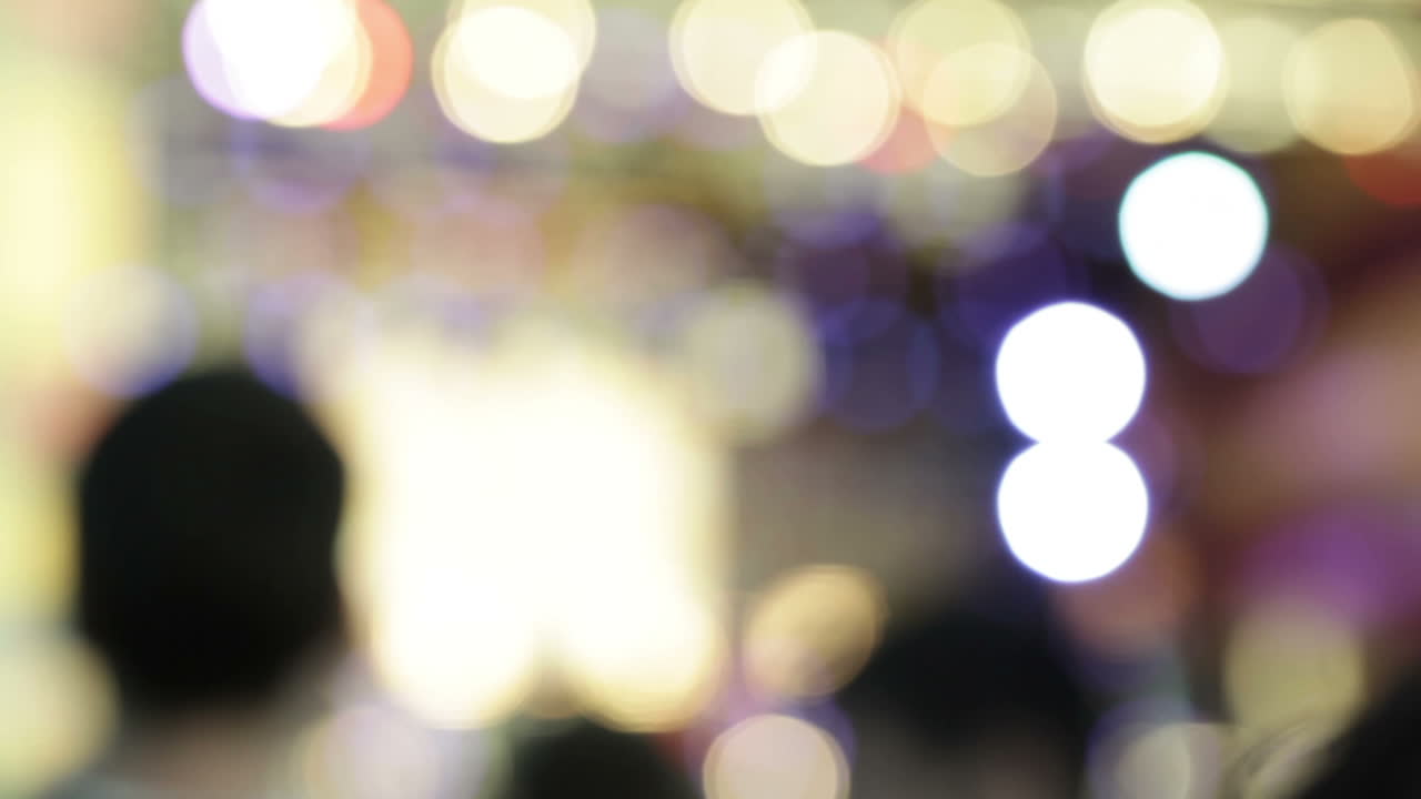 gente en borrón viendo un concierto al aire libre
