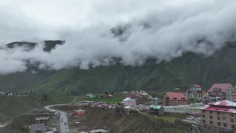 toma aérea descendente del hermoso pequeño pueblo de batakundi en la región norte de pakistán en un día nublado