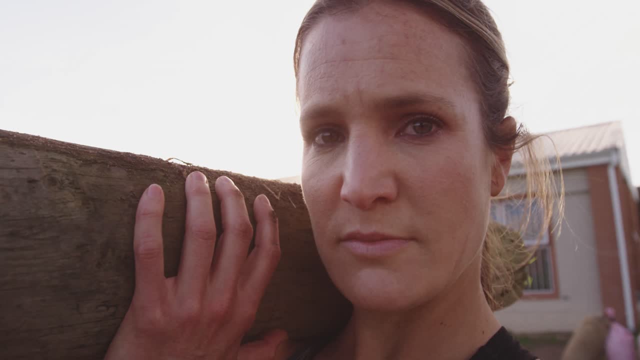 mujer joven entrenando en un campamento de gimnasia al aire libre