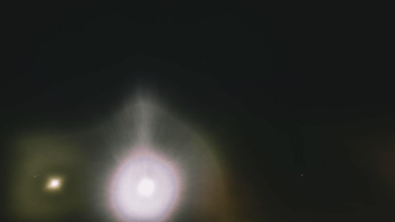 lapso de tiempo borroso de la casa de pie cerca del lago