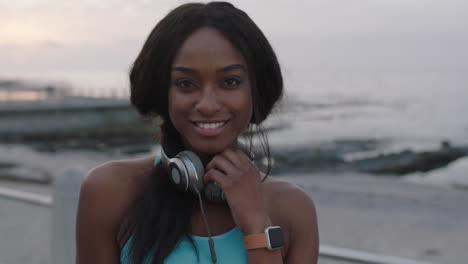 Retrato-De-Una-Hermosa-Mujer-Afroamericana-Sonriendo-Feliz-Sosteniendo-Auriculares