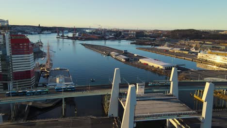 hisingsbron - gotaalvbron recién construido con tranvías cruzando el viejo puente sobre el río got alv en gotemburgo, suecia