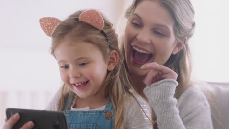 Madre-E-Hijo-Usando-Un-Teléfono-Inteligente-Teniendo-Video-Chat-Niña-Con-Mamá-Saludando-Compartiendo-El-Fin-De-Semana-De-Vacaciones-Con-Su-Hija-Disfrutando-Charlando-Por-Teléfono-Móvil-Imágenes-De-4k