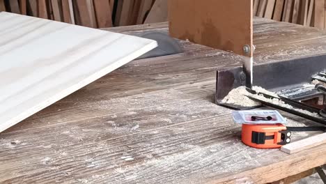 carpintero usando una sierra de mesa para cortar madera