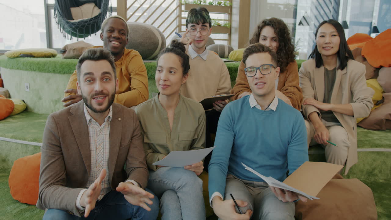 reunión de equipo en una oficina moderna