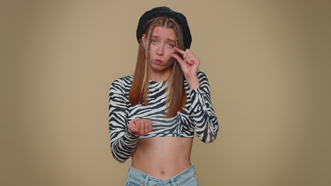 여성은 회의적인 미소와 함께 약간의 제스처를 보여주고, 최소한의 표시를 보여주고, 작은 크기를 측정합니다.