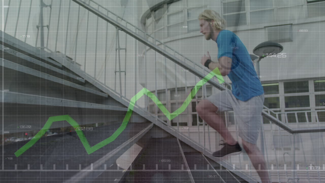 animación de procesamiento de datos financieros sobre el hombre caucásico corriendo en la ciudad