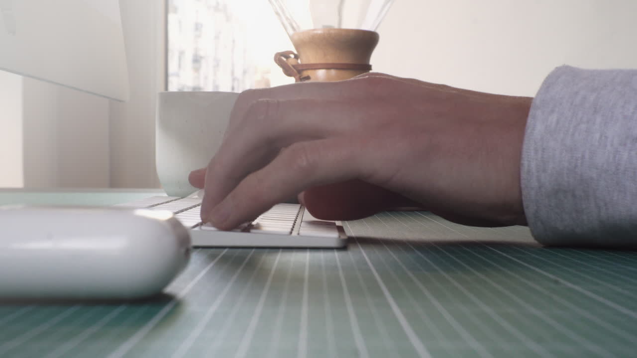 freelance masculino casual que trabaja desde la oficina en casa