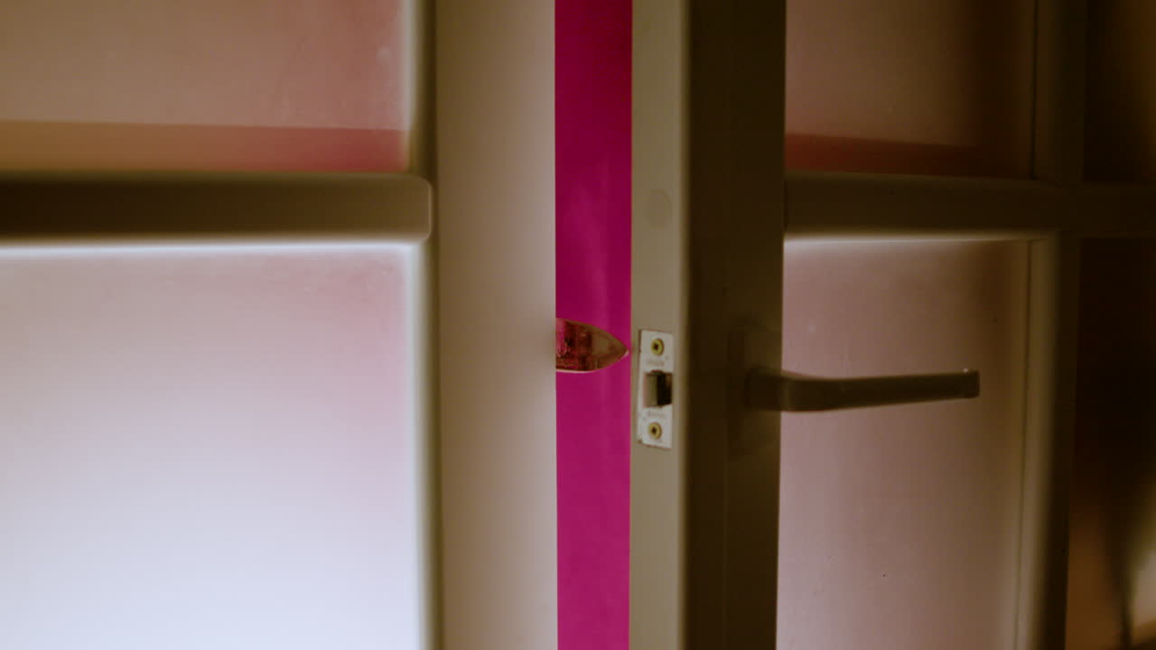 조롱거리가 천천히 문을 열고