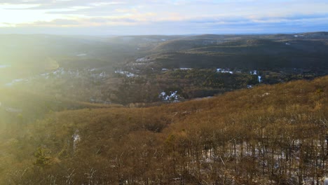 Luftaufnahmen-Eines-Bewaldeten-Bergtals-Mit-Einer-Leichten-Schneeschicht-Im-Winter-In-Den-Appalachen-Während-Der-Goldenen-Stunde-Des-Sonnenuntergangs-Im-Winter