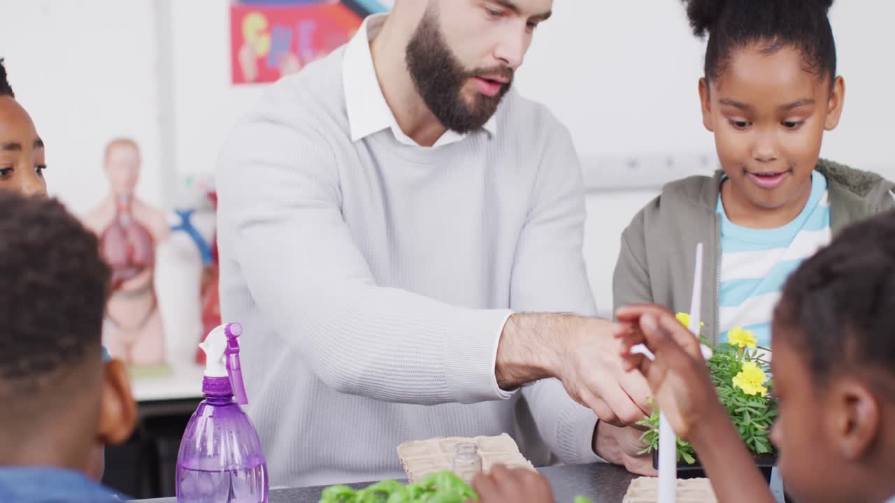 다양한 남성 교사 와 행복 한 학교 학생 들 이 학교 교실 에서 식물 을 연구 하고 있다