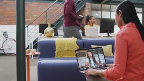 Mujer-De-Negocios-Birracial-Usando-Una-Computadora-Portátil-Para-Videollamada-Con-Un-Colega-De-Negocios-Birracial