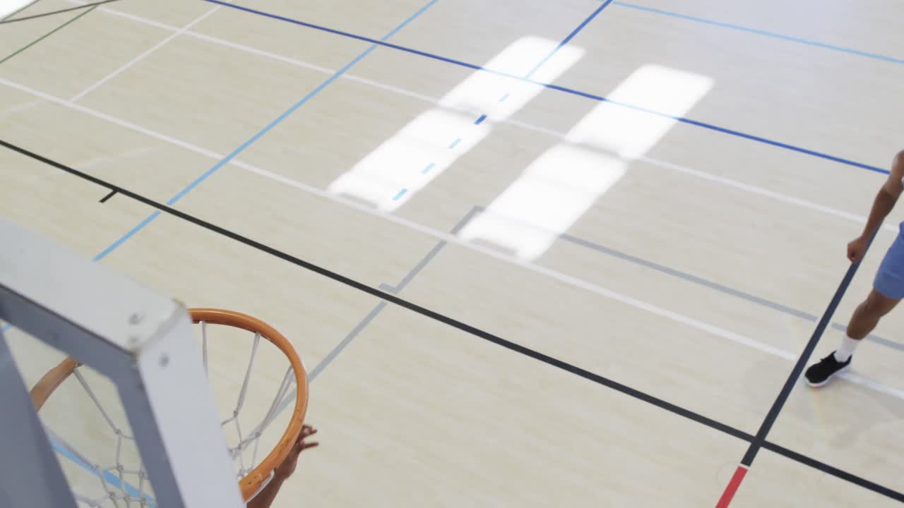실내 코트에서 다양한 남성 농구 팀 훈련과 득점 바구니의 높은 각도, 느린 동작