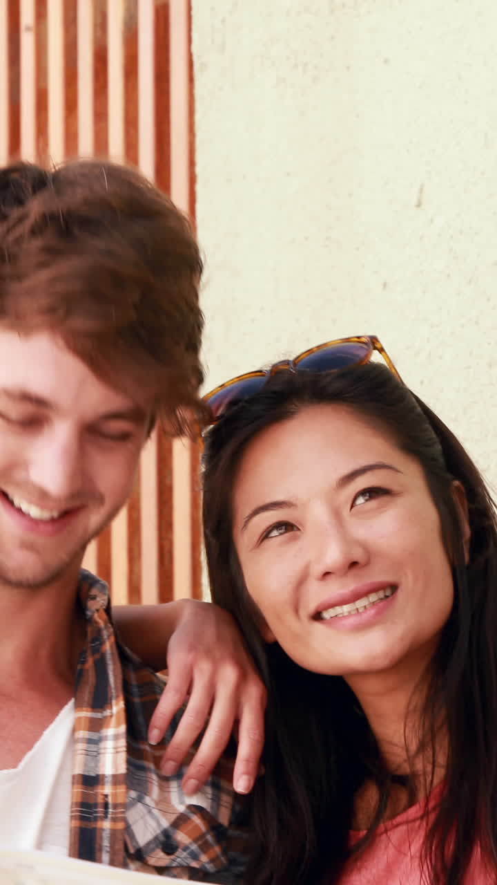 ヒップスターの友達が地図をチェックする