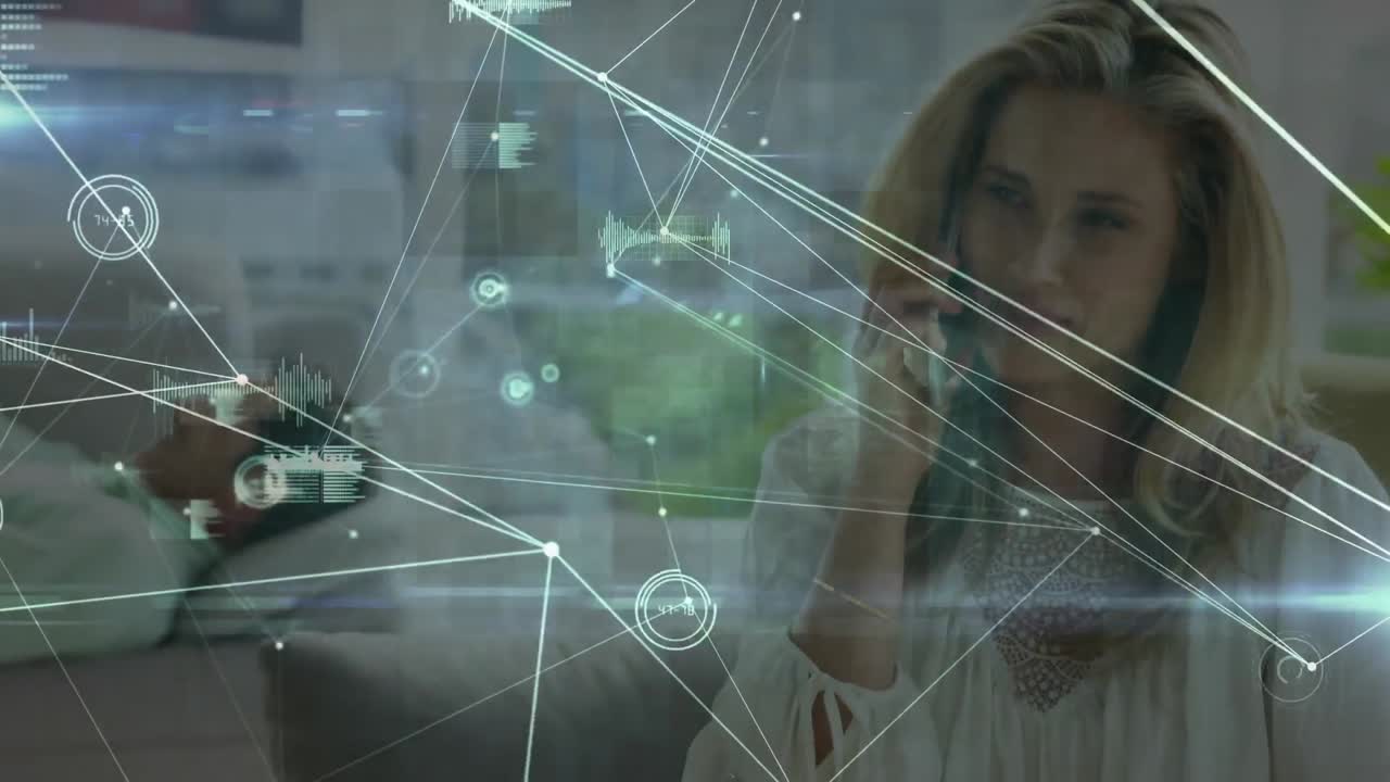 animación de la red de conexiones sobre una mujer caucásica hablando en un teléfono inteligente