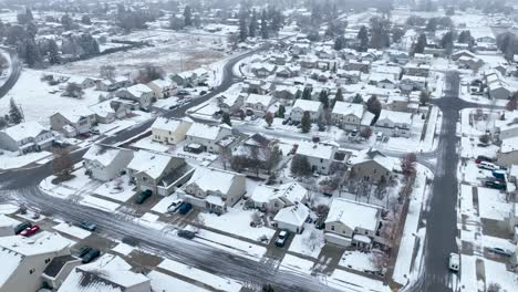 amplia vista aérea de un barrio americano cubierto de nieve