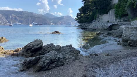 Paloma-Beach-Mit-Im-Meer-Schwimmenden-Yachten