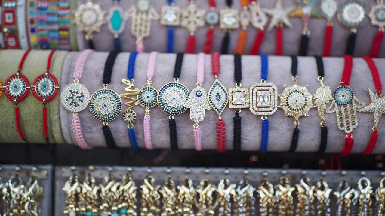 pulseras turcas coloridas con amuletos del mal ojo y manos hamsa