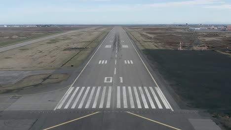 Antena-Delantera-De-La-Pista-De-Aterrizaje-De-Keflavik-En-Islandia-Con-Línea-De-Vuelo-De-Llegada-Pov