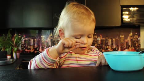 cerrar niña riendo jugando con sopa