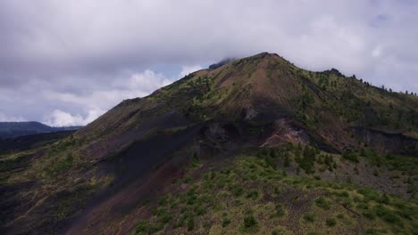 Flug-über-Den-Vulkanischen-Berg-Batur-Mit-Wolkenhimmel-In-Bali,-Indonesien