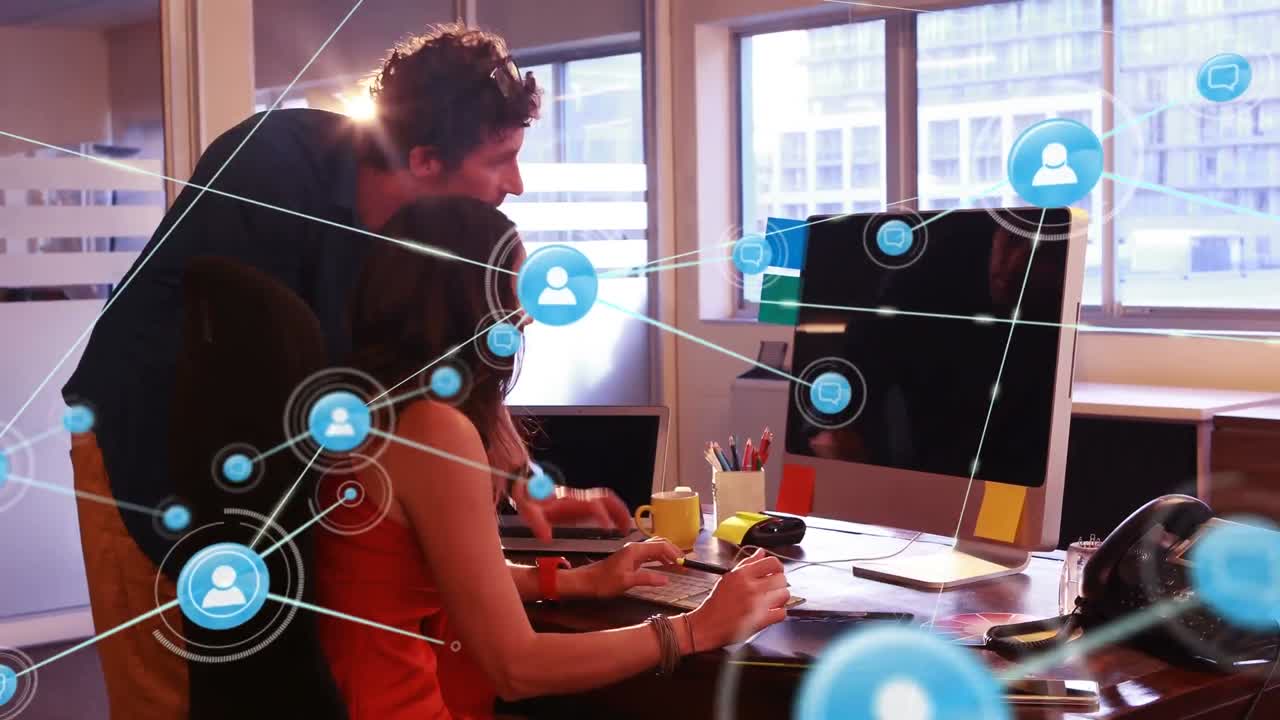 animación de una red de iconos de perfil sobre diversos colegas masculinos y femeninos discutiendo en la oficina