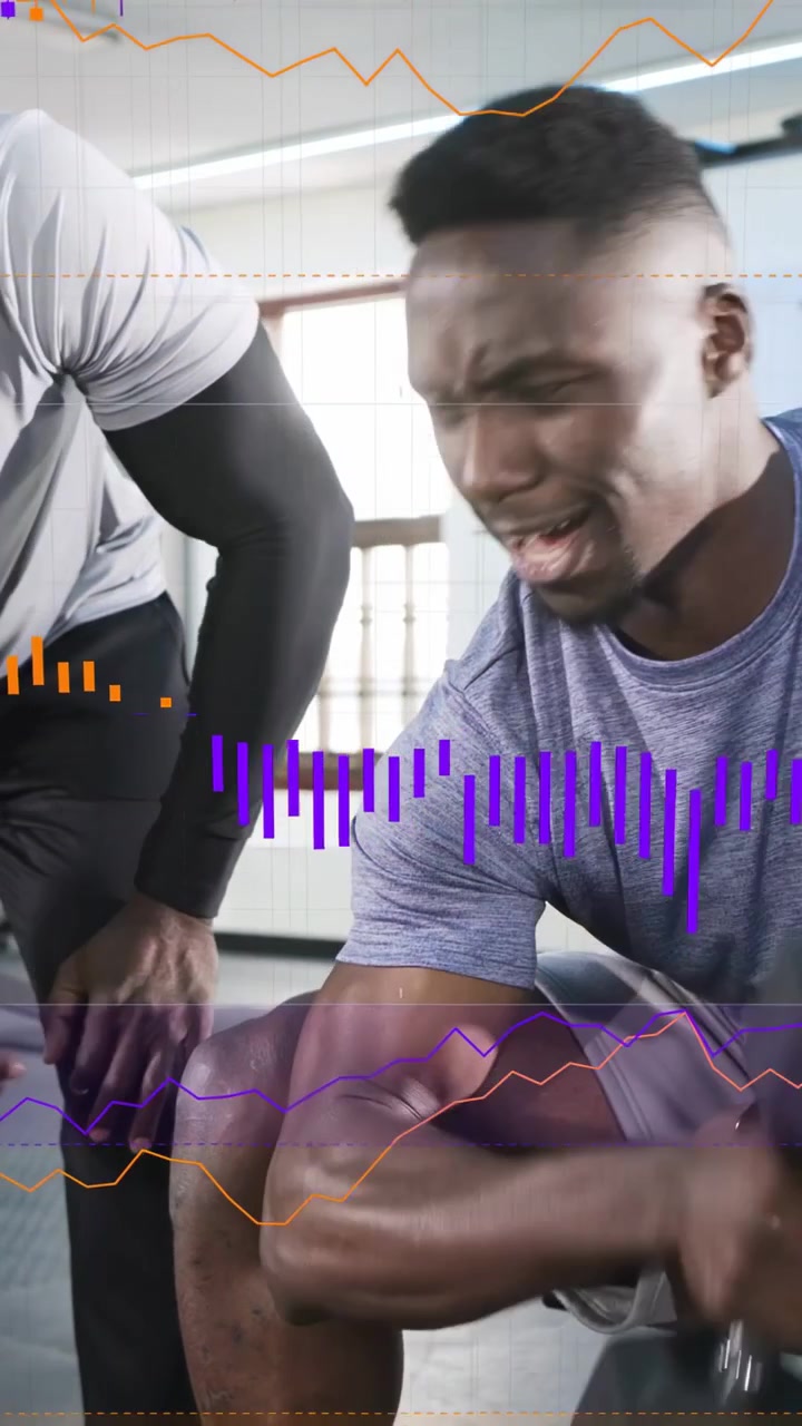 Video verticale: Prendendo un manubrio, cliente che esegue curl, allenatore che corregge il braccio in palestra, grafici in sovrimpressione per i progressi.