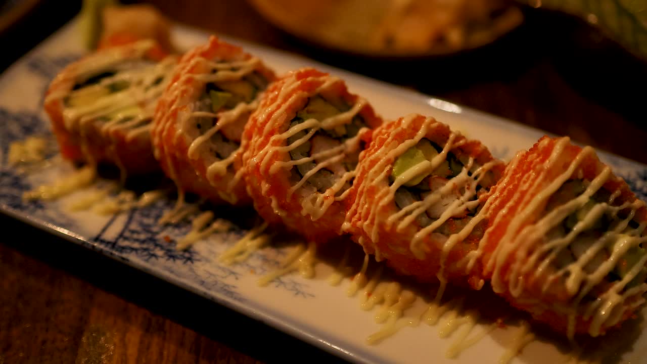 장식 된 접시 에 아름답게 배열 된 수시 롤