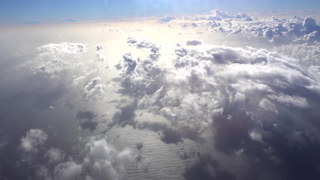 Vista di nuvole nel cielo blu dall'aereo