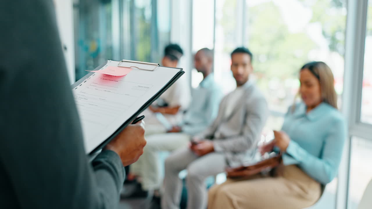 Sala d'attesa, colloquio e persona chiamata per un lavoro