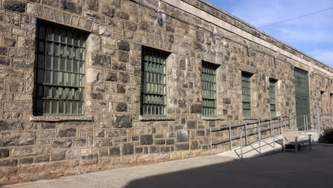 edificio administrativo con rampa y ventanas enrejadas en prisión