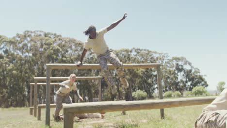 grupo diverso de soldados pasando por encima y bajo obstáculos en el estilo del ejército curso de obstáculos en el sol