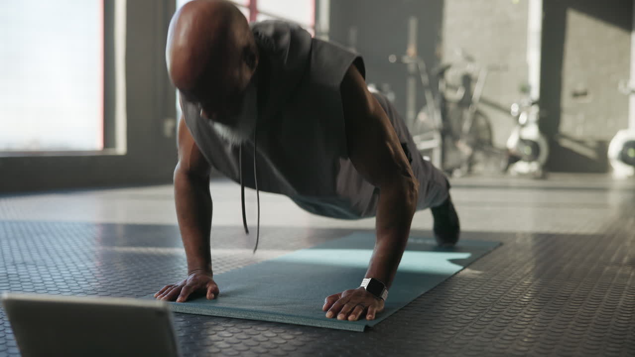 hombre haciendo flexiones en un gimnasio