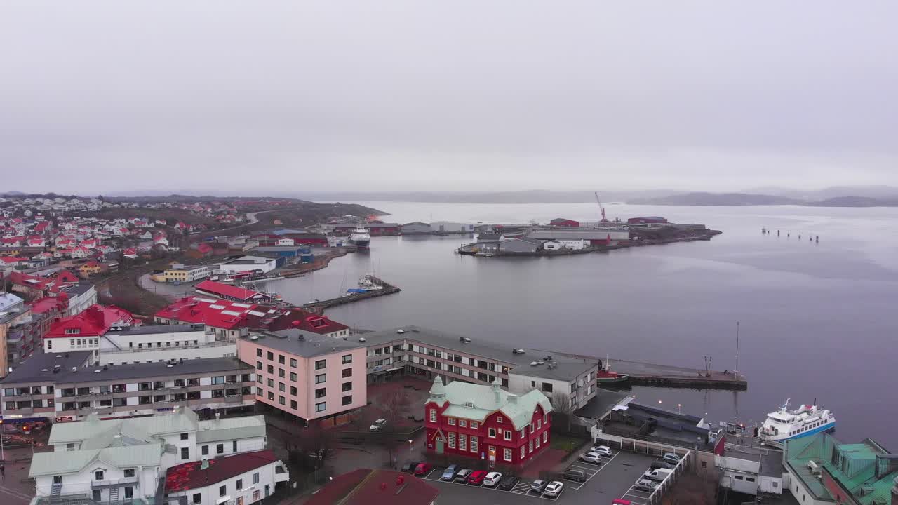 volando sobre la colorida y pacífica ciudad de lysekil, suecia situada junto a las aguas tranquilas y serenas - fotografía aérea