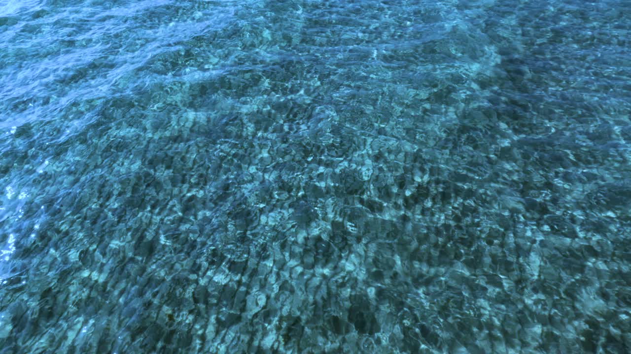 las ondas azules del océano con textura arenosa