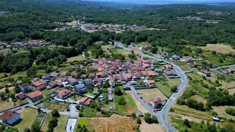 imágenes aéreas de un evento etnográfico en un pueblo en el bosque de lonoa, españa.