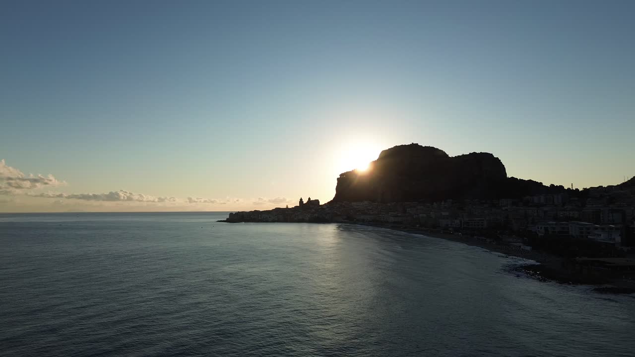 Nascer do sol aéreo de drone do centro da cidade de Cefalù com catedral icônica e Rocca com vista para o mar na Sicília
