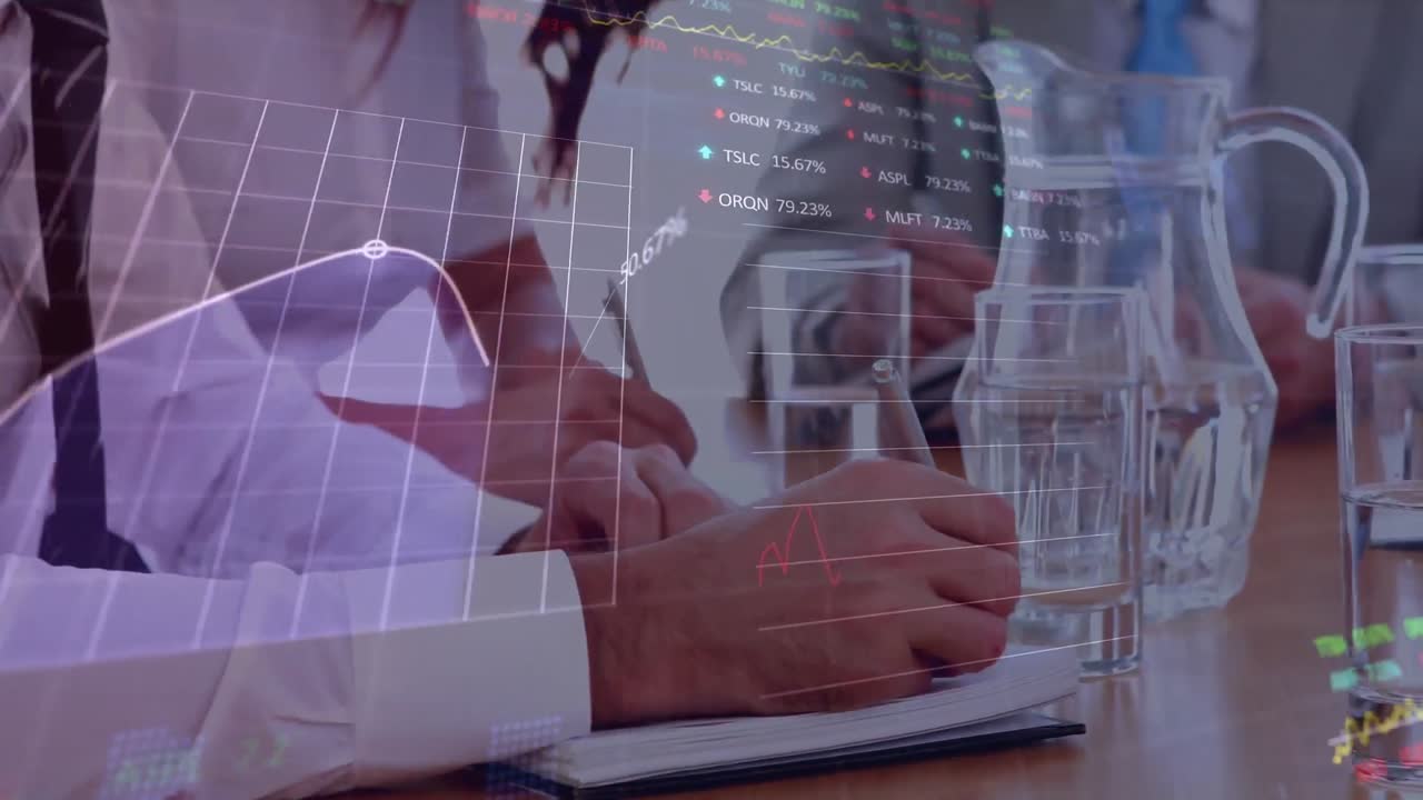 animación del procesamiento de datos del mercado de valores sobre la sección media de los empresarios que toman notas en la oficina