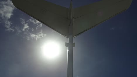 tiro de cámara steadi debajo de la cola de un avión privado con destellos de luz