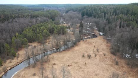 Antenne:-Flussströme-An-Einem-Bewölkten,-Hellen-Tag-In-Richtung-Endlosen-Wald