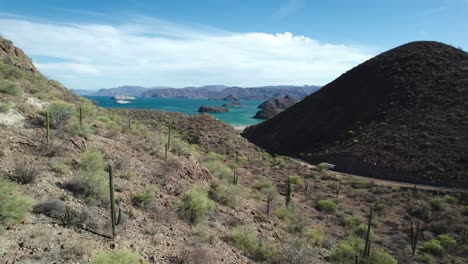 Un-Camión-Que-Viaja-En-Dirección-A-Bahía-Concepción,-Baja-California-Sur,-México---Drone-Volando-Hacia-Adelante