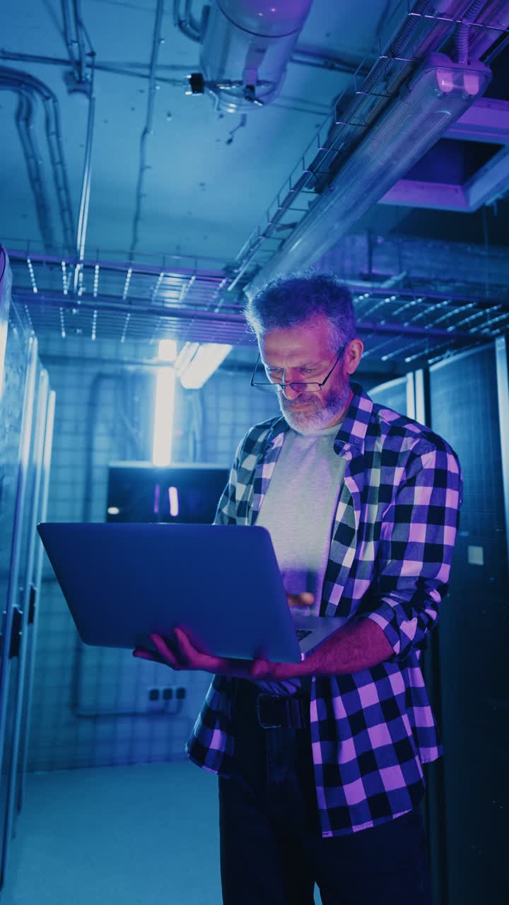 es un especialista que trabaja en una sala de servidores.